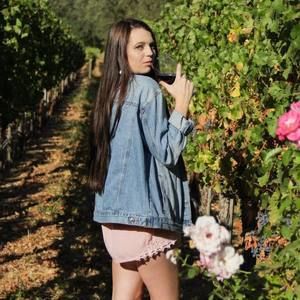 Meet your Posher, Lara